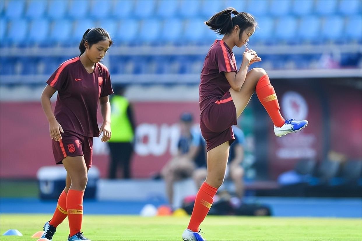 包含一场激烈的足球赛事，女队员技惊四座的词条