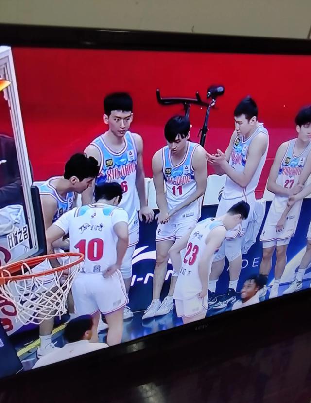 包含一场备受瞩目的比赛即将揭幕，强强对决的词条