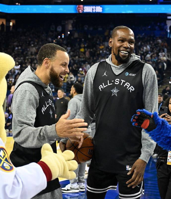 包含篮球明星赛刷爆社交媒体，网友热议连连的词条