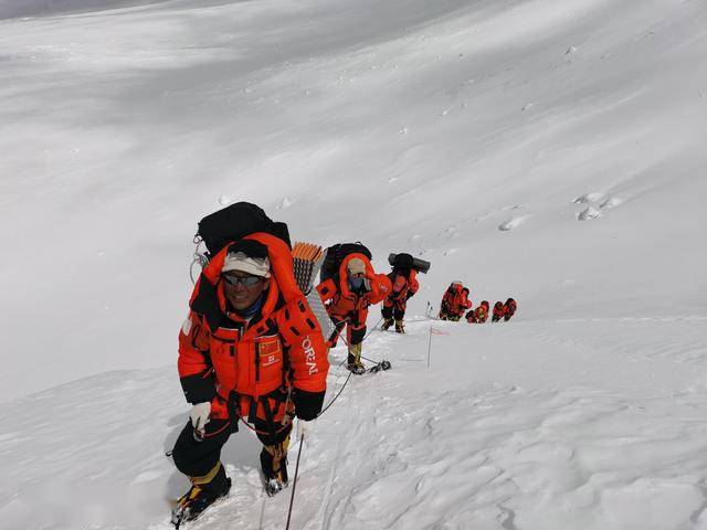 包含队伍经过努力训练，终于荣耀登顶的词条