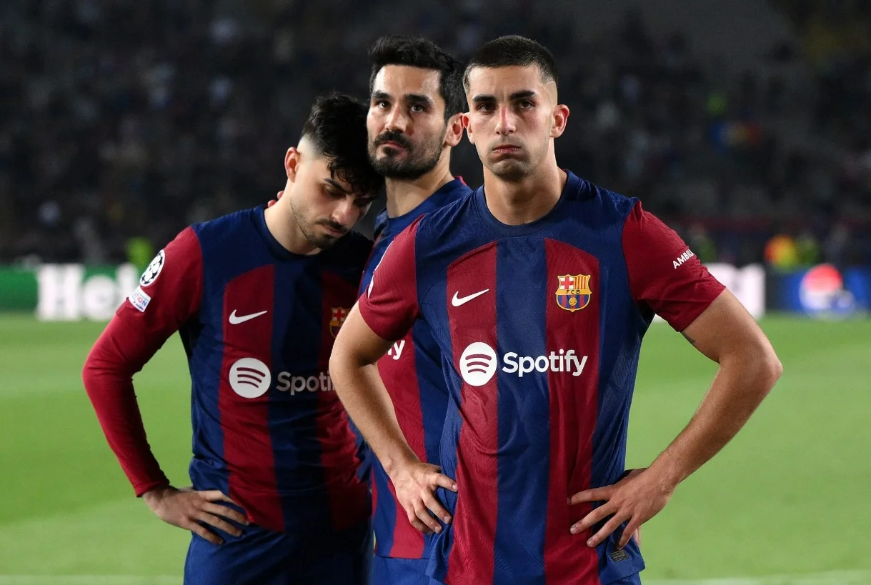 包含巴塞罗那遭遇队内危机主帅面临压力的词条