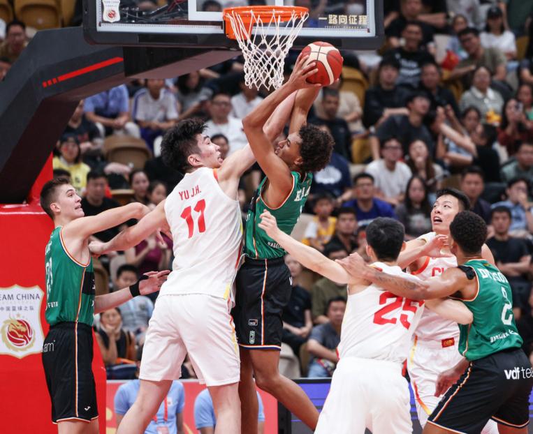 包含贵州男篮士气高涨，接连挫败对手的攻势的词条