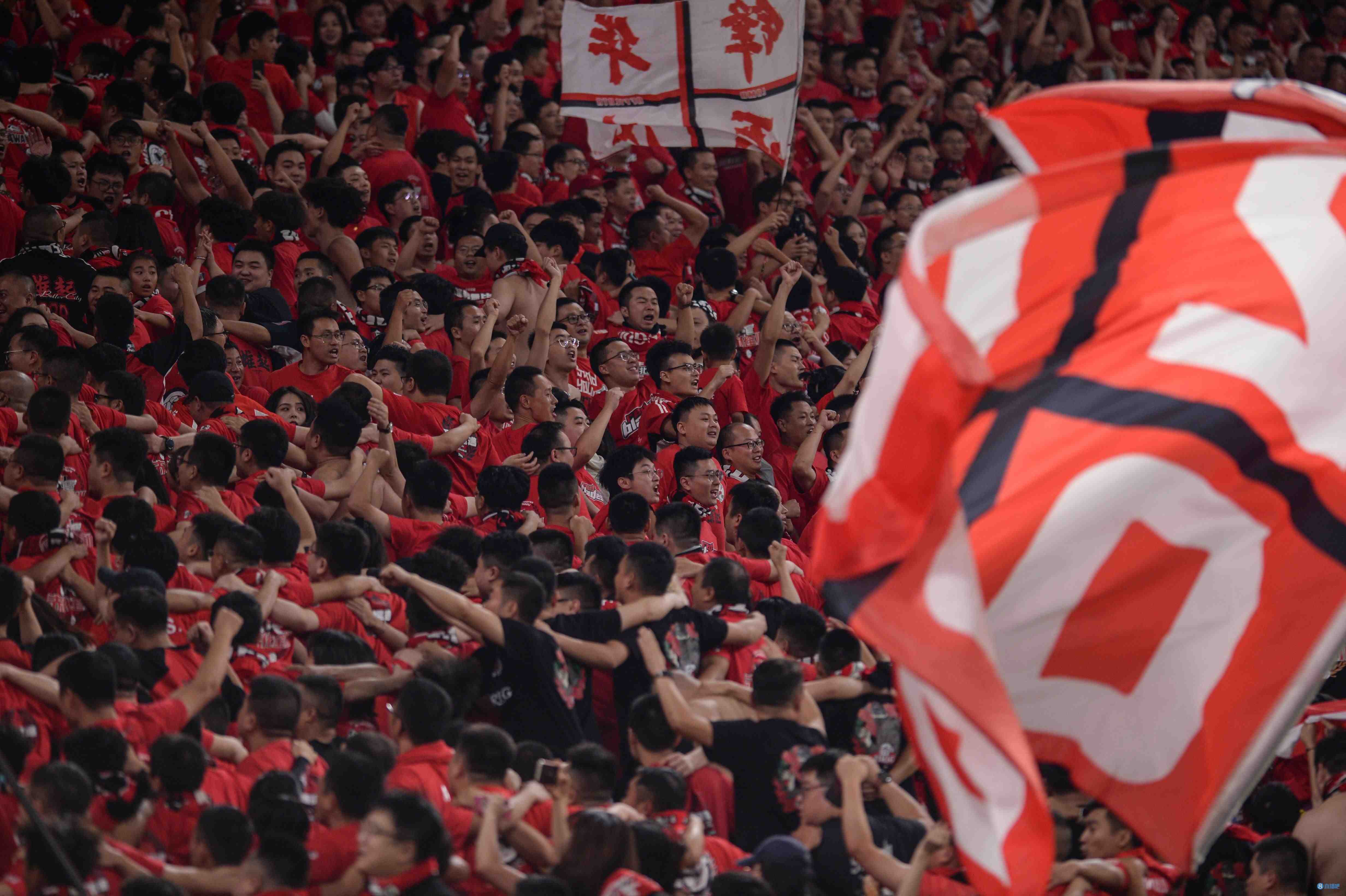 球迷热情赞颂球员的表现,场面热闹非凡 球迷热情赞颂球员的表现,场面热闹非凡