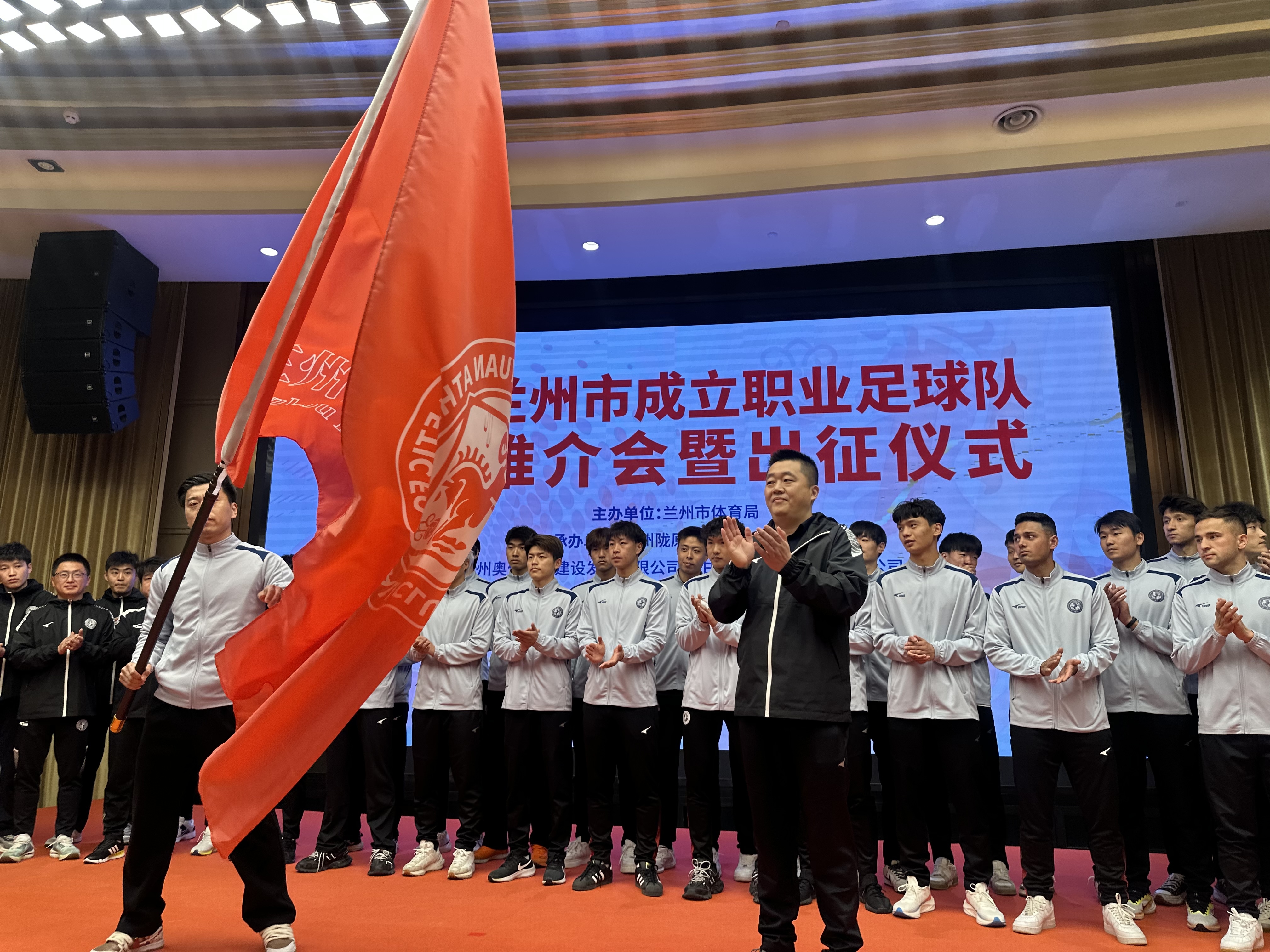 足球职业联赛火热展开，球队冲刺胜利的辉煌的简单介绍