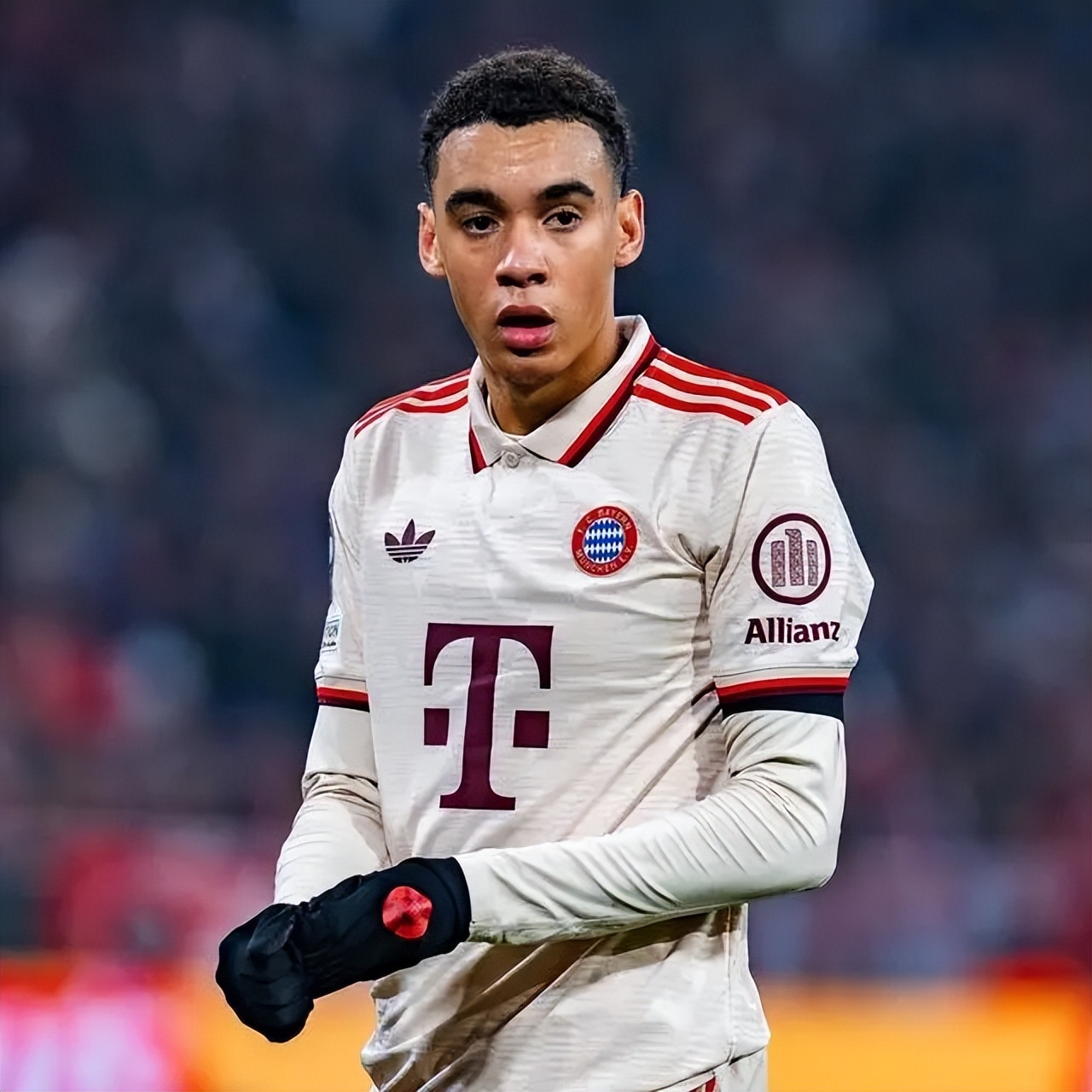 包含拜仁慕尼黑遭遇挑战，努力取得胜利的词条