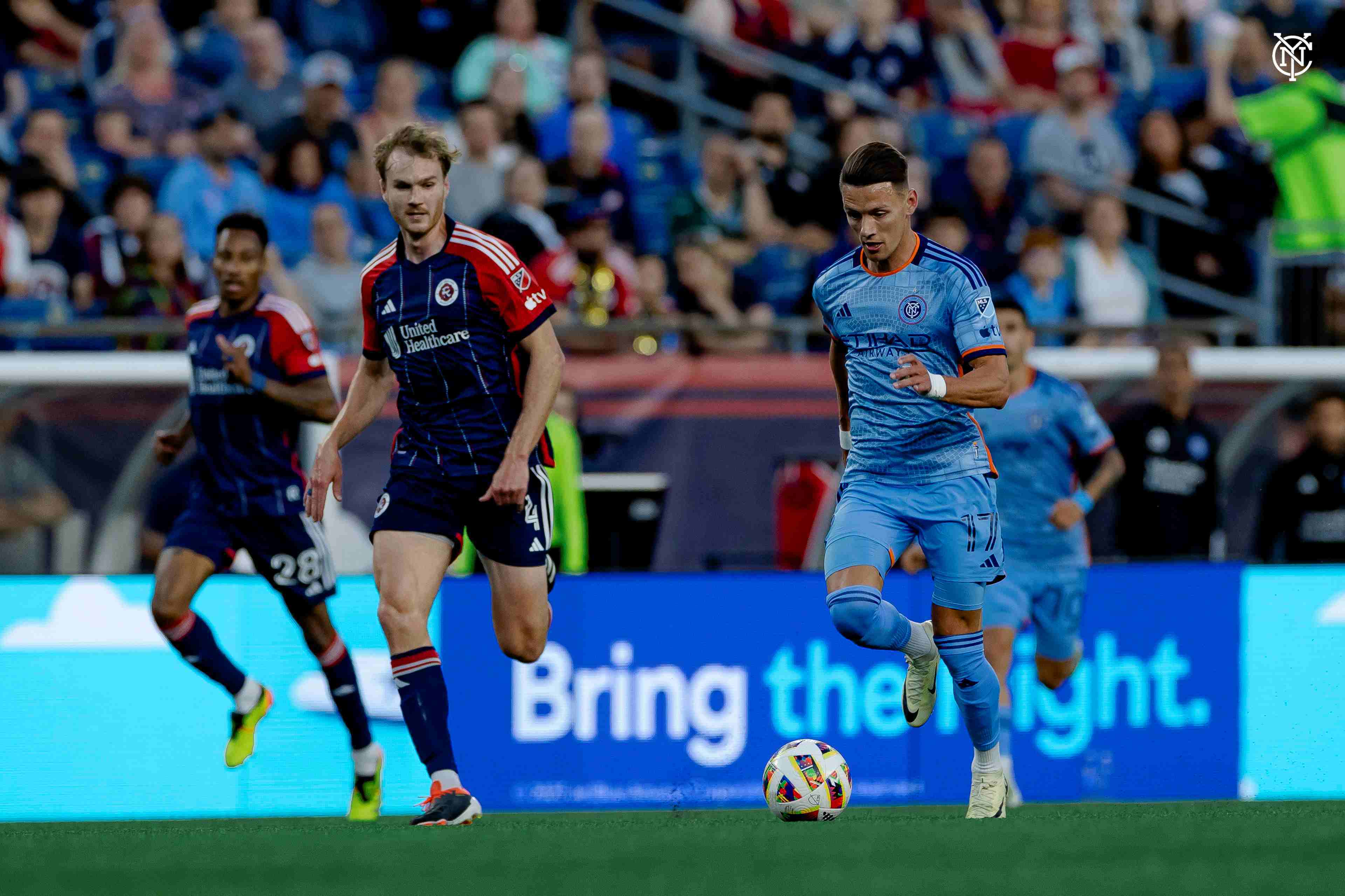 全球足球盛事！男女运动员交锋