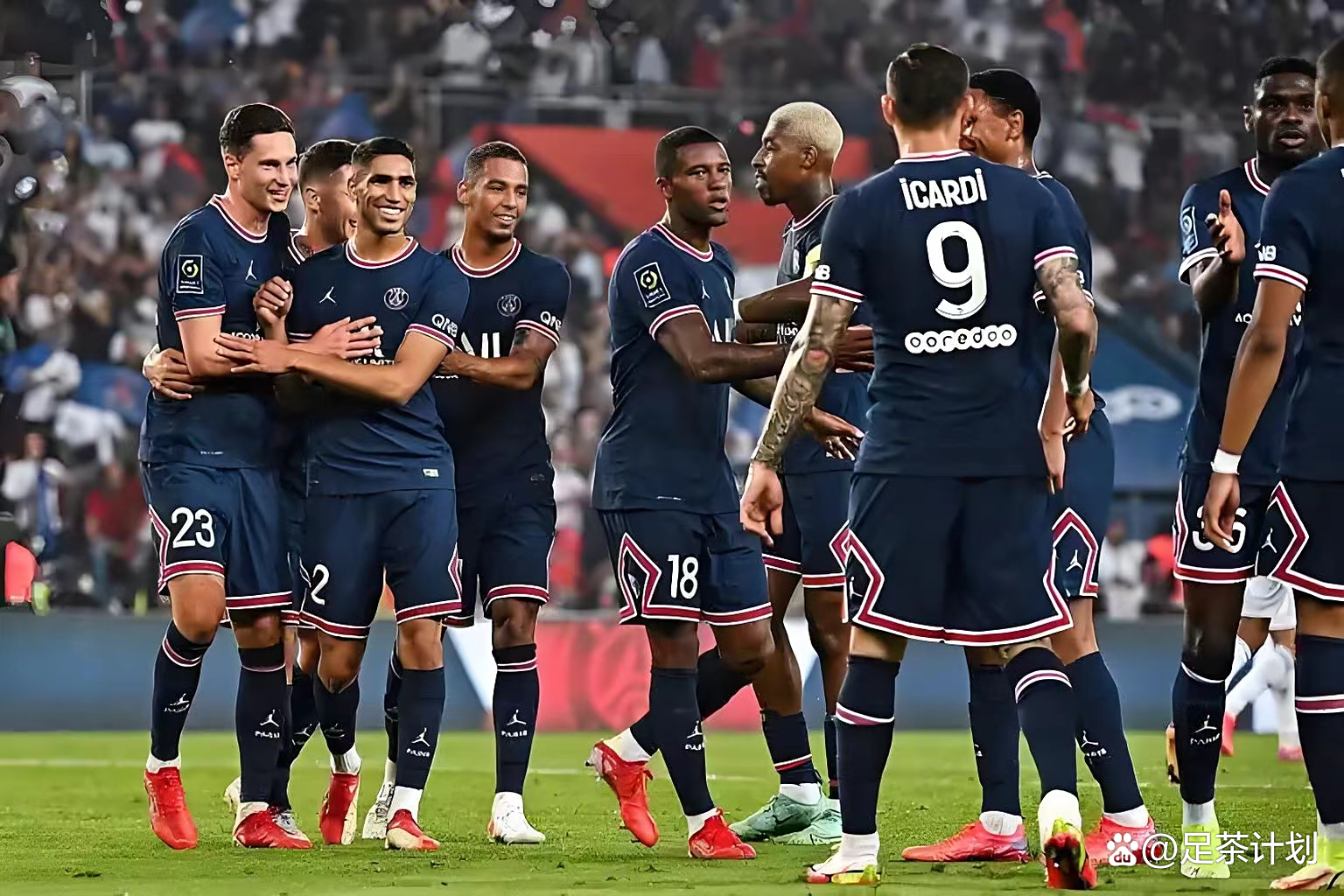 包含巴黎圣日耳曼客场击败南特，稳居积分榜首位的词条