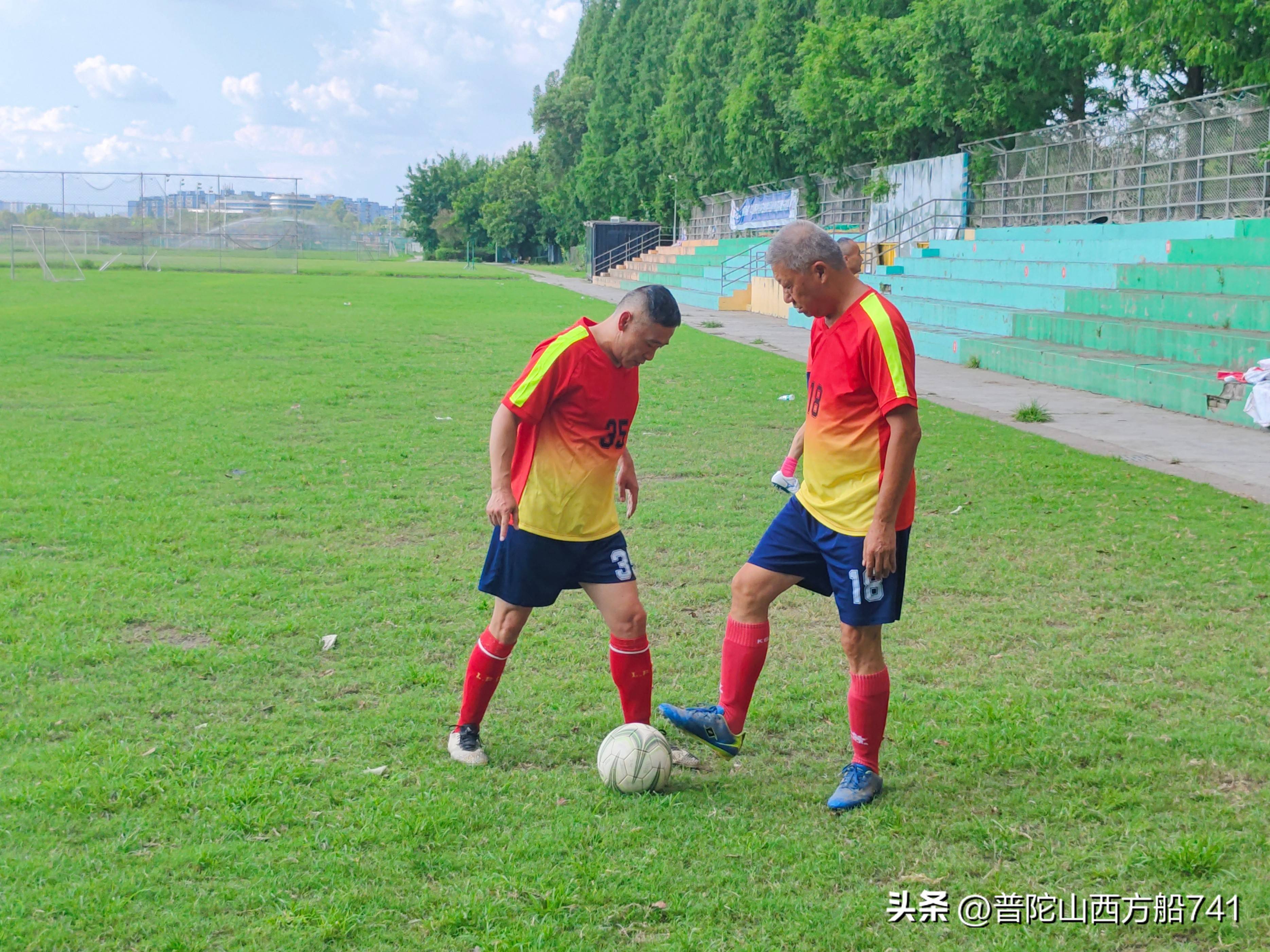 米兰体育登录入口-足球比拼燃起热潮，球队实力逐渐显现