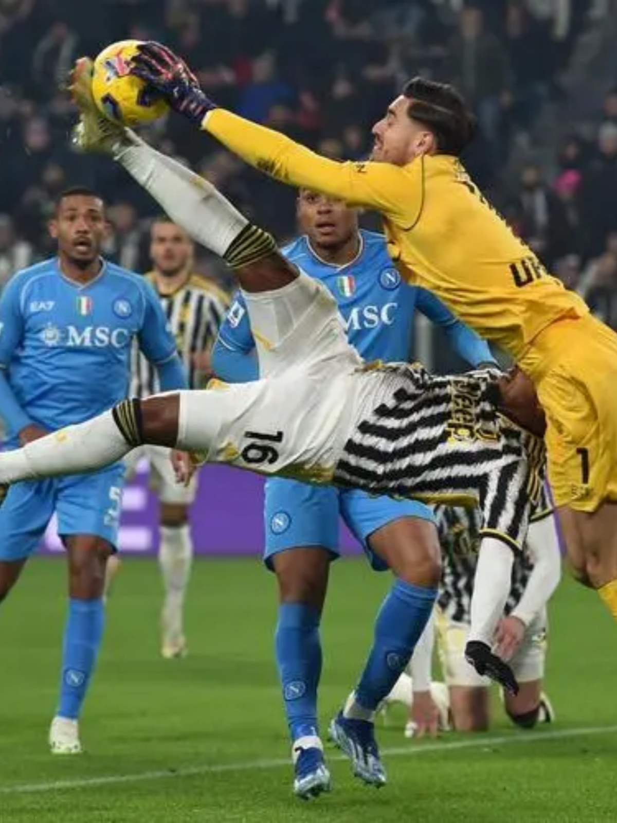 米兰体育app下载地址-球员因伤退出比赛，对球队影响巨大