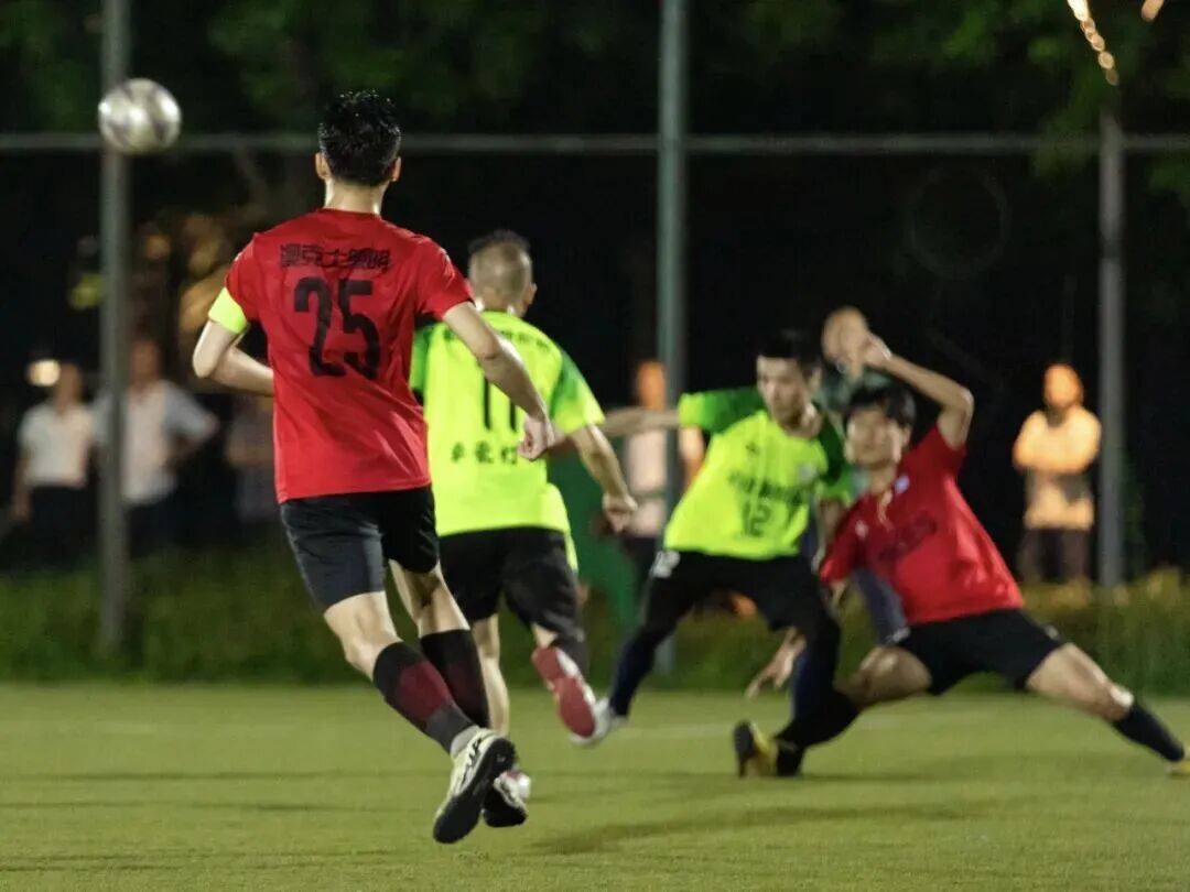 包含激情四射！场上比赛精彩纷呈令人陶醉的词条