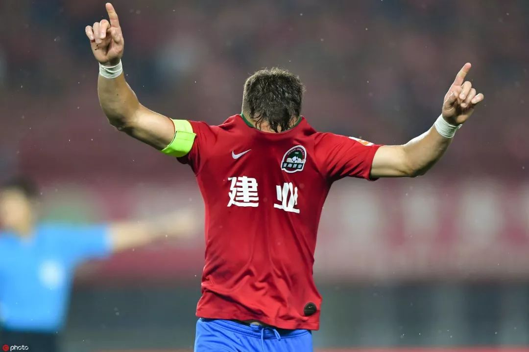 国内职业足球锦标赛紧张之战：建业胜一方晋级的简单介绍