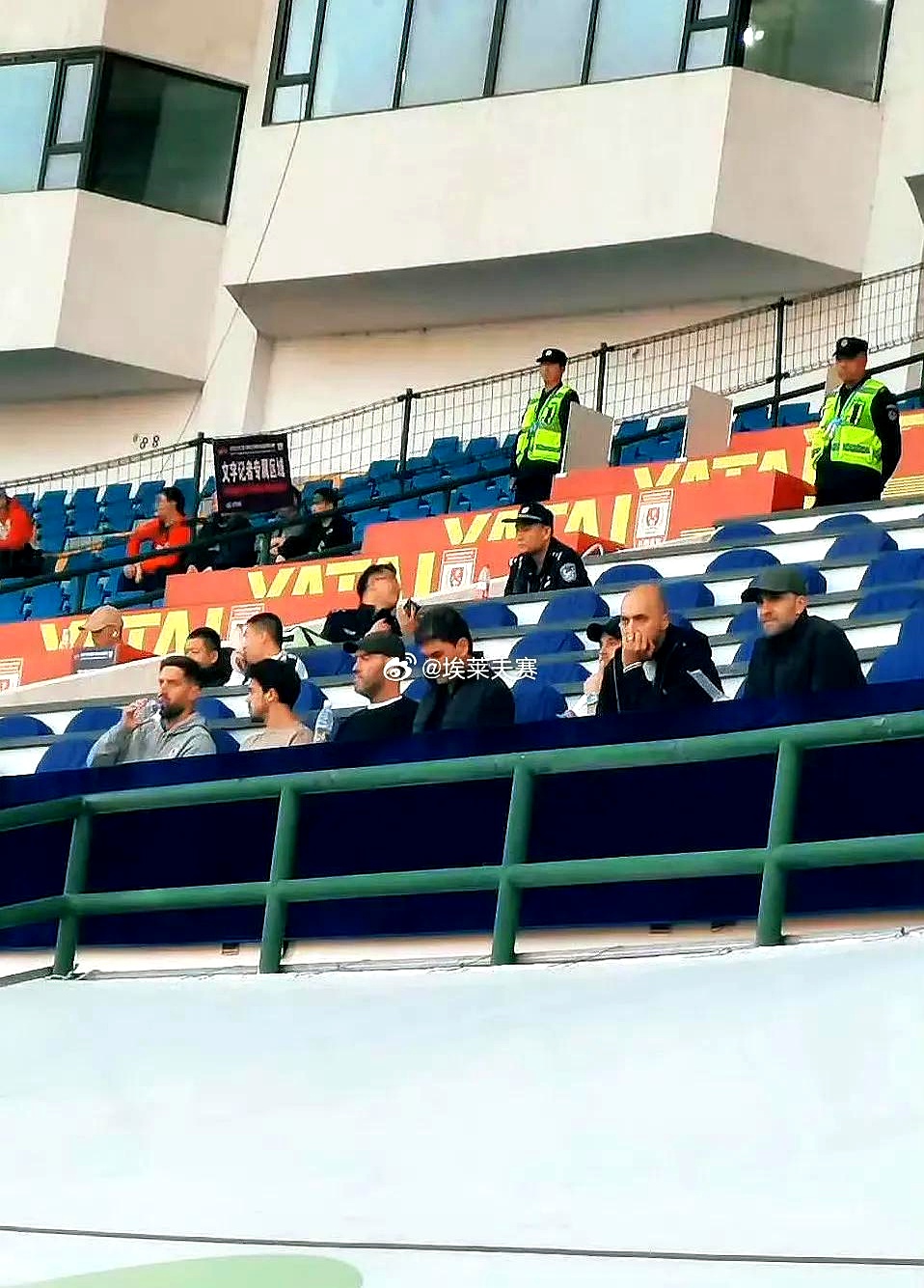 米兰体育新闻-包含球队老将因伤缺席，队友联手突破困境的词条