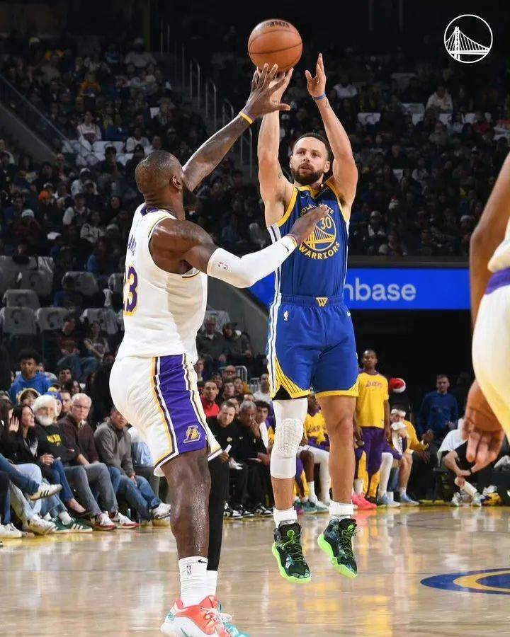 勇士主场惊险击败湖人，继续领跑西部