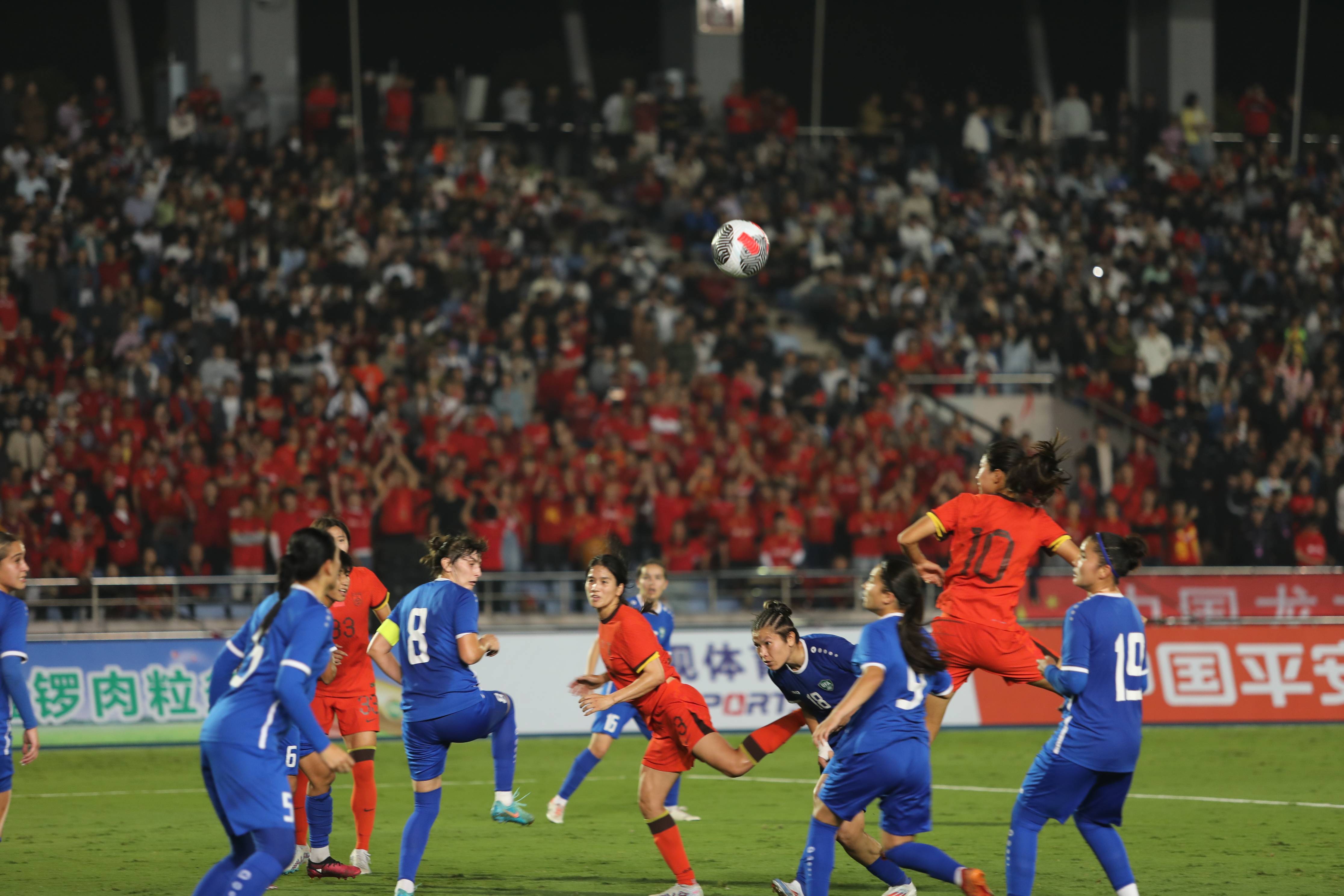 世界女足联赛半决赛将展开激烈角逐 世界女足联赛半决赛将展开激烈角逐